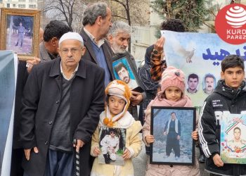 تجمع خانواده‌ شهدا و آسیب دیدگان ناشی از اقدامات تروریستی پژاک مقابل سفارت سوئد در تهران