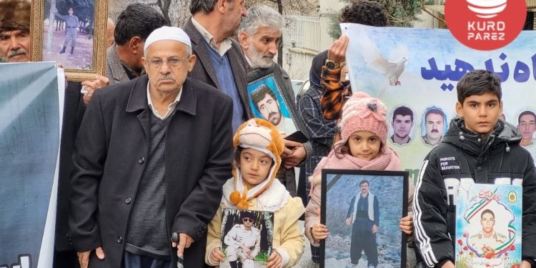 تجمع خانواده شهدا و آسیب دیدگان ناشی از اقدامات تروریستی پژاک مقابل سفارت سوئد در تهران