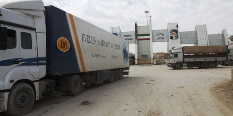 تشریفات گمرکی روزانه مرز پرویزخان به بیش از ۲ هزار کامیون رسید