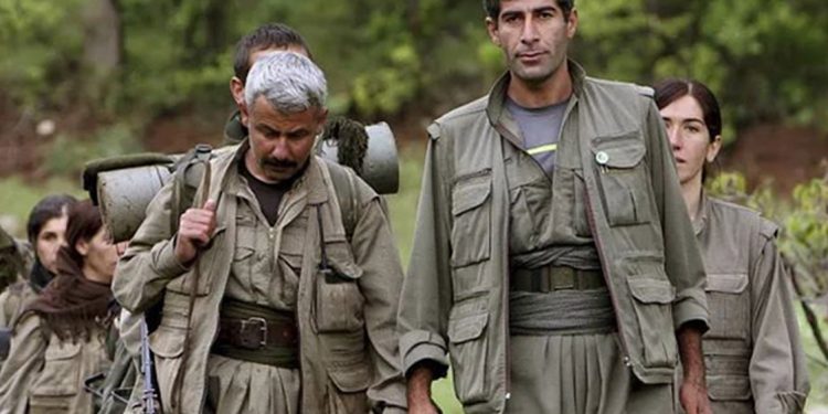 آسوشیتدپرس: پ.ک.ک سلاحهایش را به هیچ طرفی تحویل نمیدهد بلکه آنها را از بین میبرد