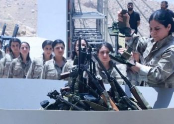 مادری که پس از ۱۲ سال دوری، دختر خود را در آیین ترک سلاح پ.ک.ک در تلویزیون دید