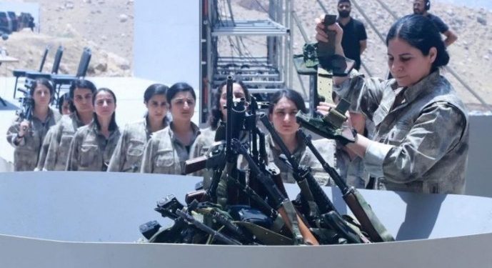 مادری که پس از ۱۲ سال دوری، دختر خود را در آیین ترک سلاح پ.ک.ک در تلویزیون دید