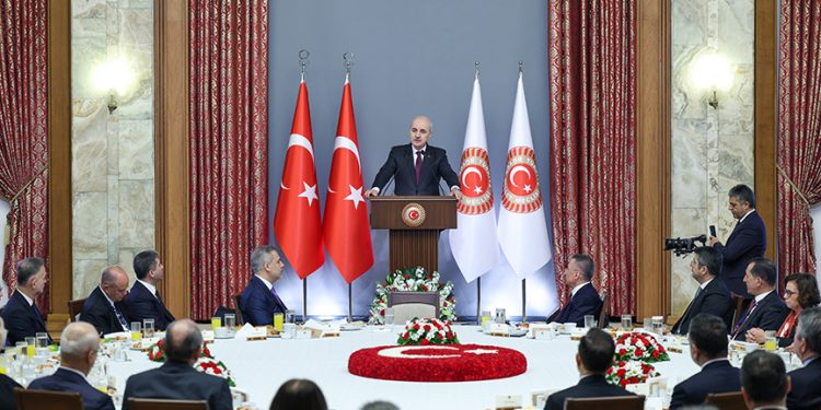 کورتولموش: مبارزه با پ.ک.ک تریلیون ها دلار خسارت به ترکیه زده است